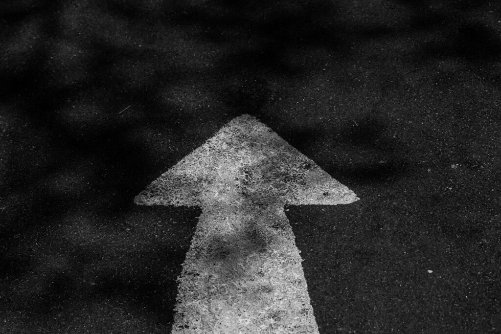 gray arrow road sing